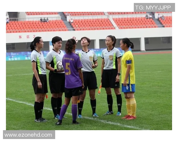 女球迷热爱足球场上的偶像魅力 看球星精彩瞬间引发激情互动 女球迷热爱足球场上的偶像魅力 看球星精彩瞬间引发激情互动