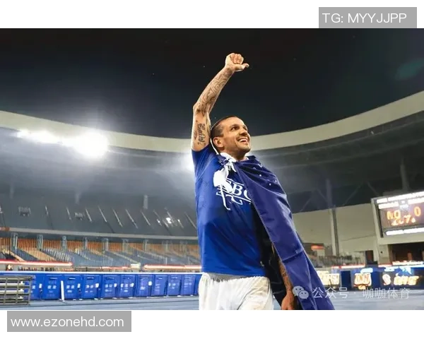 巴西球星巧妙耍球技惊四座 展现极致足球天赋与创意技巧 巴西球星巧妙耍球技惊四座 展现极致足球天赋与创意技巧