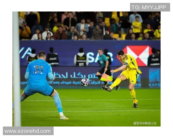 足球巨星进球后经典拉弓动作展现力量与激情的独特庆祝瞬间